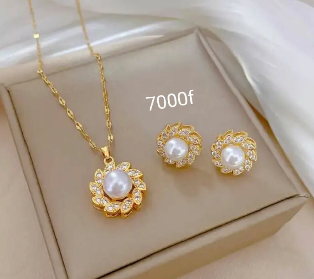 Ensemble de bijoux dorés élégants