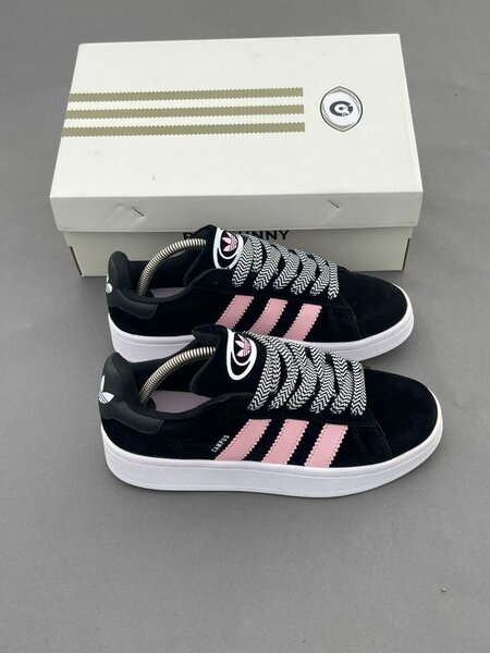 Baskets noires et roses tendance