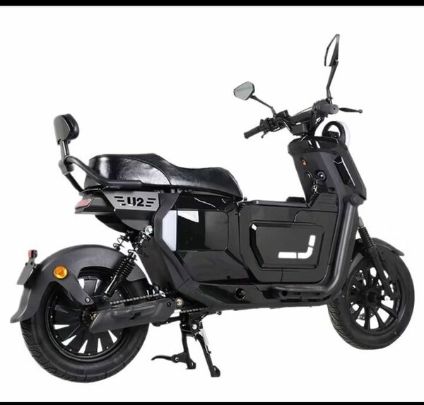 Moto électrique noire pliable