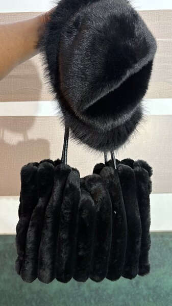 Sac à main en fausse fourrure noire