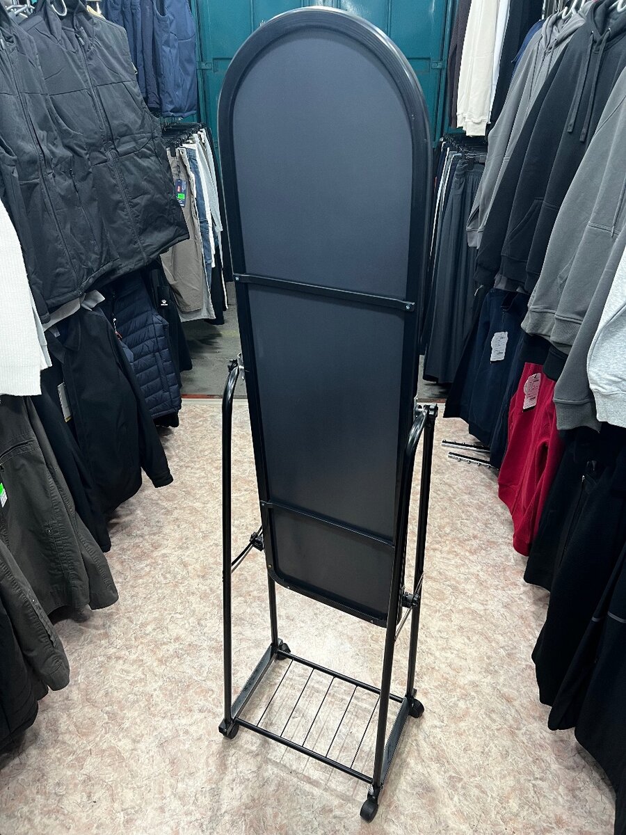 Напольное зеркало на колесиках с устойчивой рамой