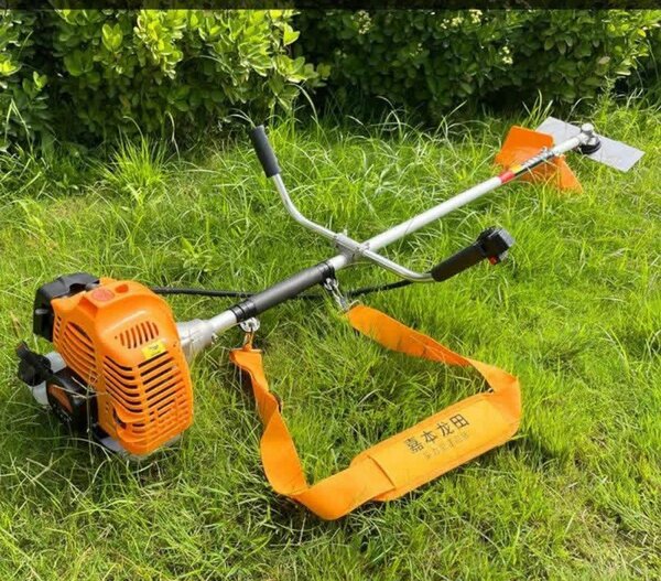 Débroussailleuse à essence