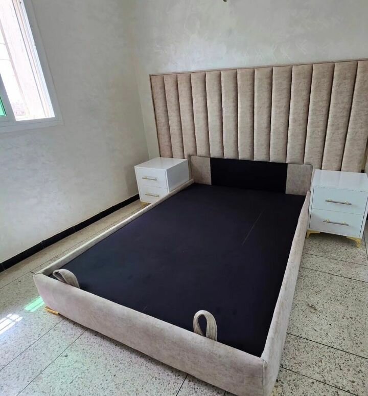 Lit Double avec Chevets Modernes