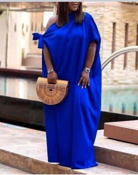 Tenues confectionnées en plusieurs couleurs et tailles