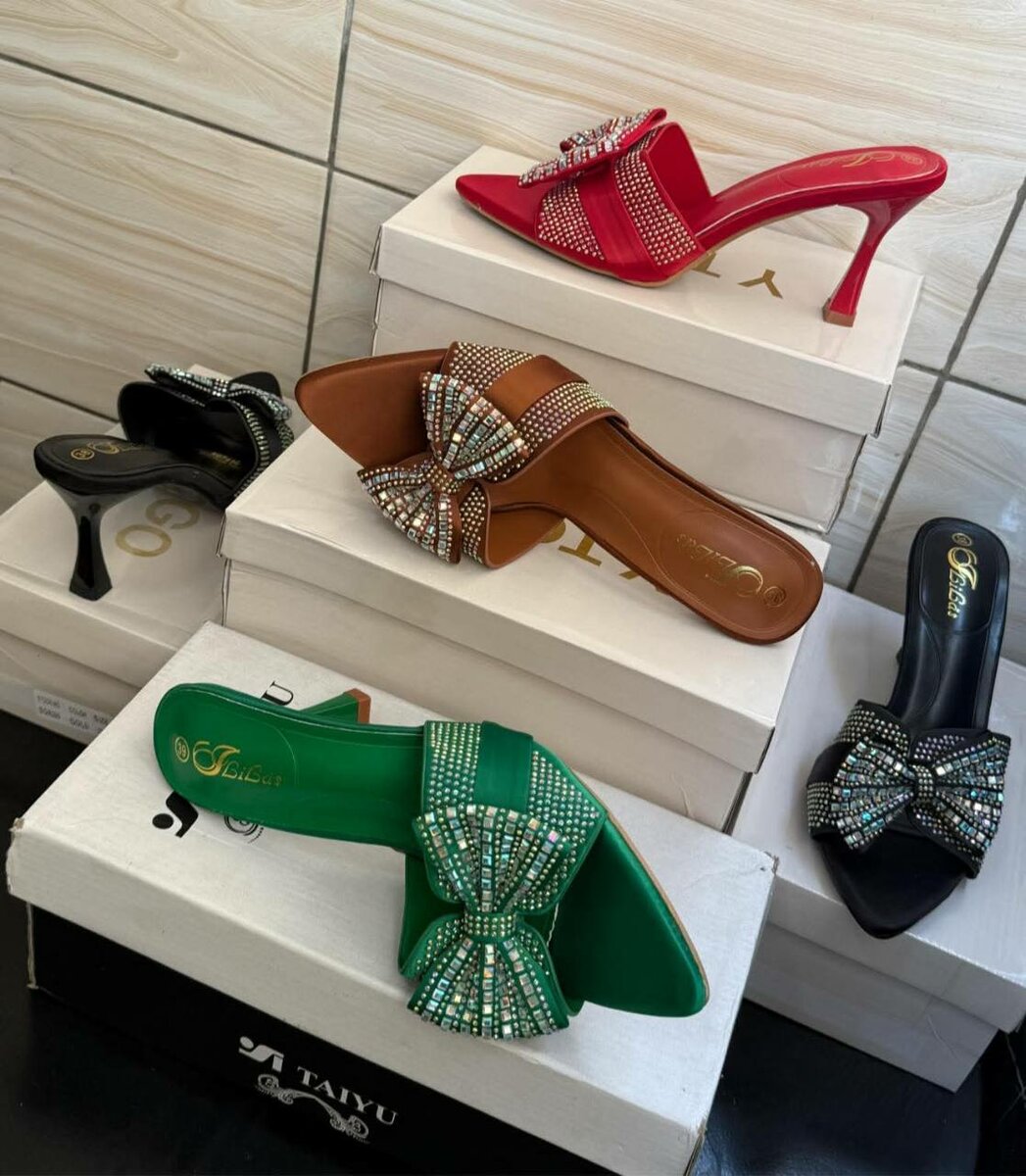 Mules à talons avec noeud brillant