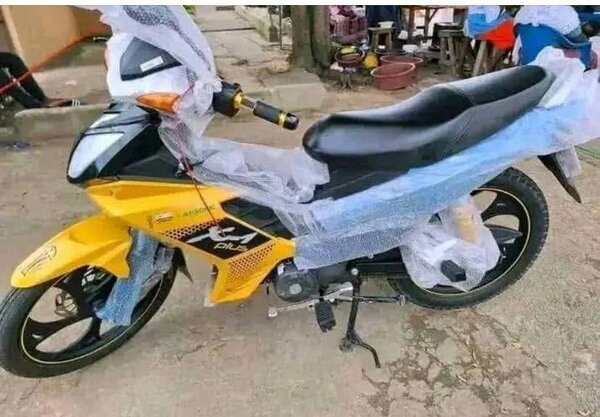 Moto électrique jaune sportive