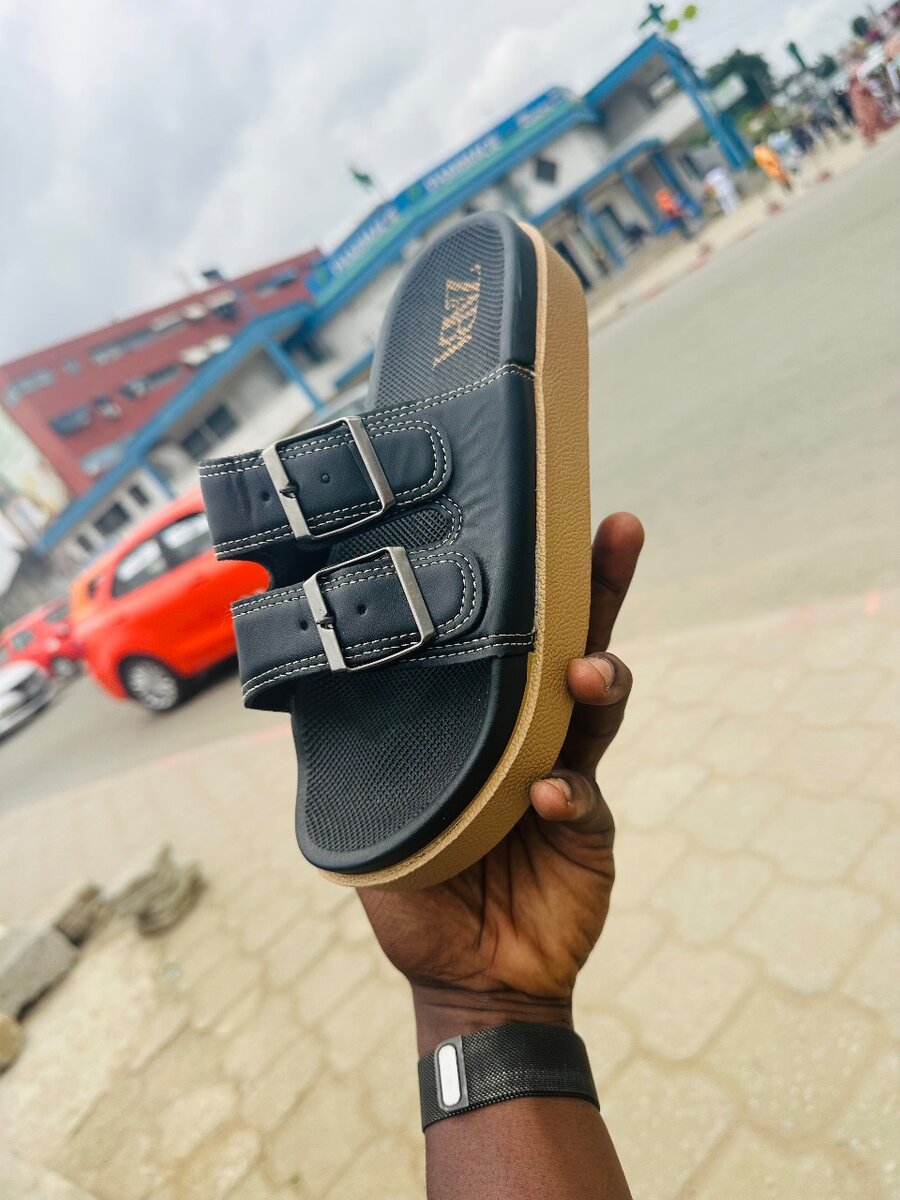 Sandales Noires à Boucles