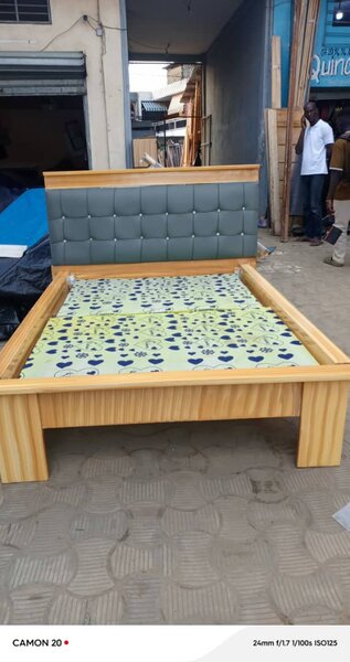 Lit double en bois moderne