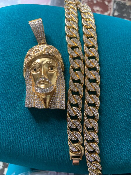 Collier pendentif tête dorée