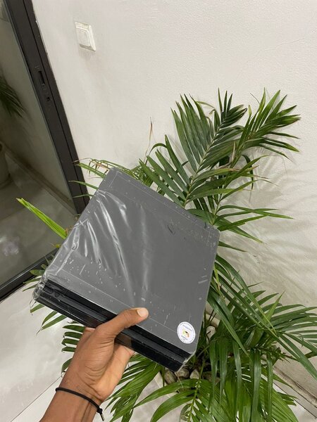 Ps4 slim avec une manette et un CD