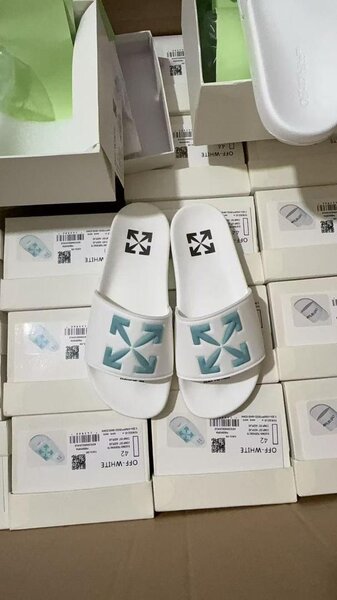 Claquettes style moderne