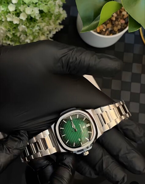 Montre en acier inoxydable élégante