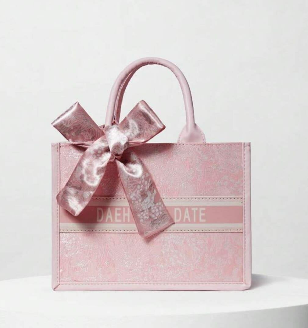 Sac à main rose avec ruban