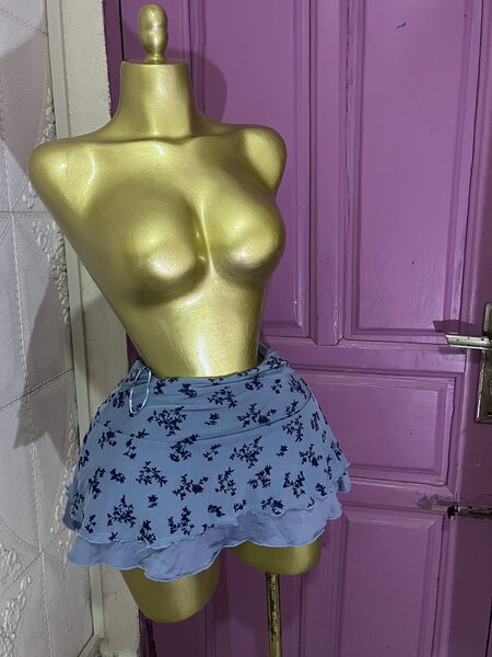 Mini-jupe fleurs bleues élégante