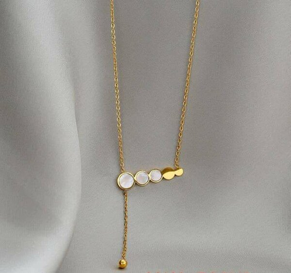 Collier de fleurs colorées