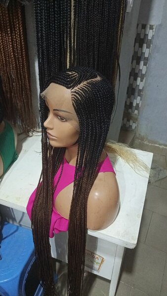 Perruque tressée longue