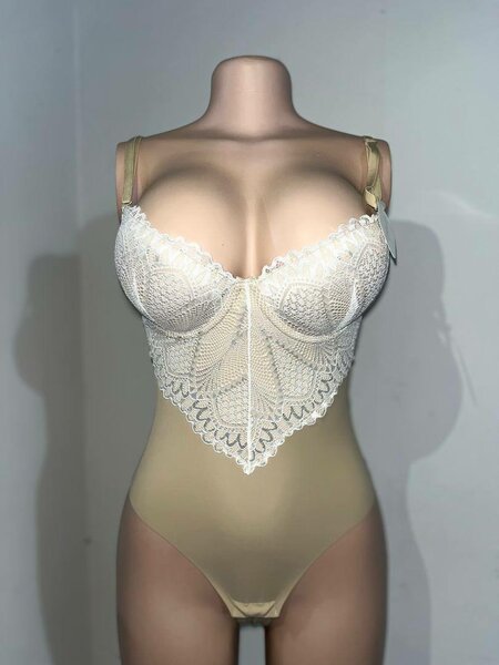 Body sculptant en dentelle