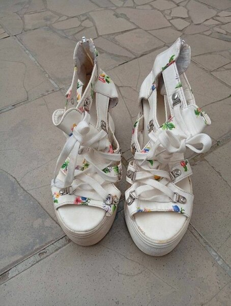 Sandales à plateformes florales