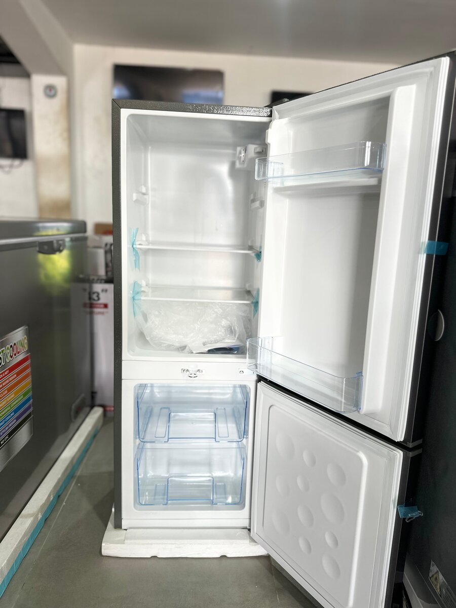 Réfrigérateur moderne gris 2c