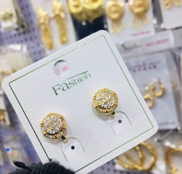Boucles d'oreilles dorées étincelantes
