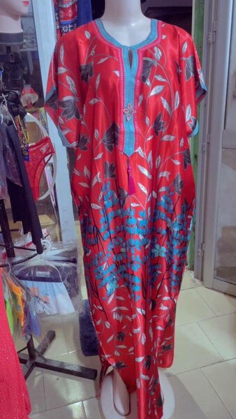 Caftan rouge floral élégant