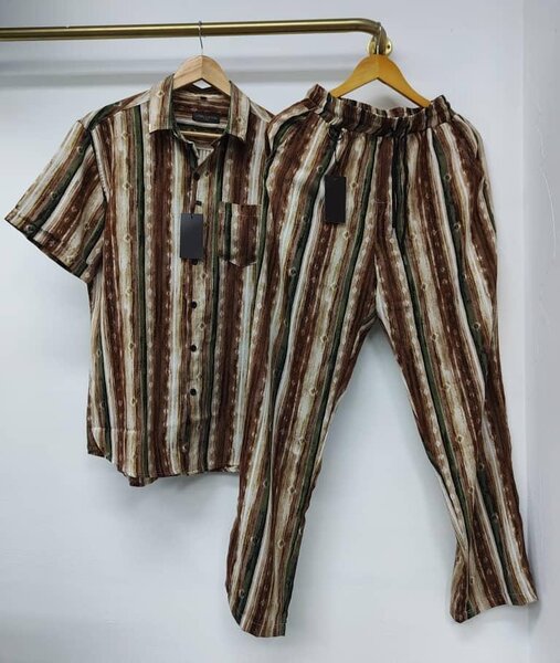 Ensemble chemise et pantalon à rayures