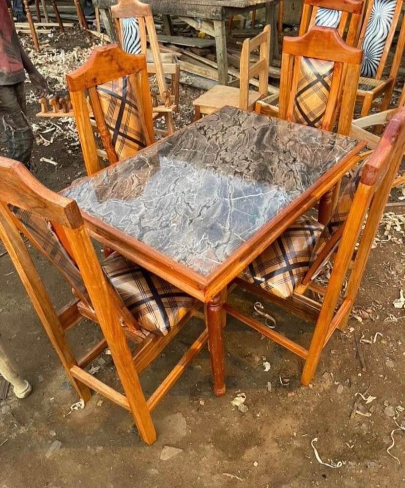 Table à manger en bois avec chaises