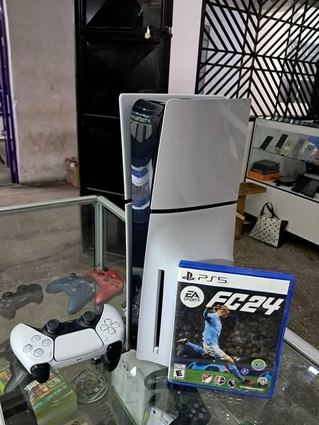 Pre-owned PS5 slim 1TB with FC24, 1 controller and all the cables