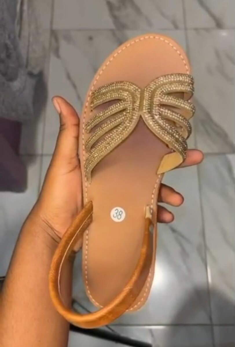 Sandales fermées perlées