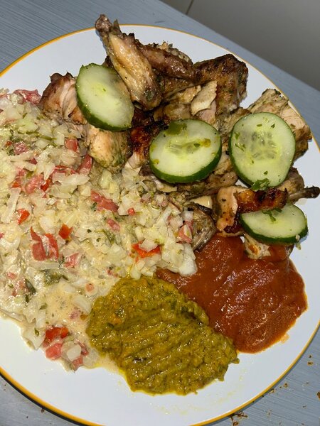 Assiette de poulet grillé exotique