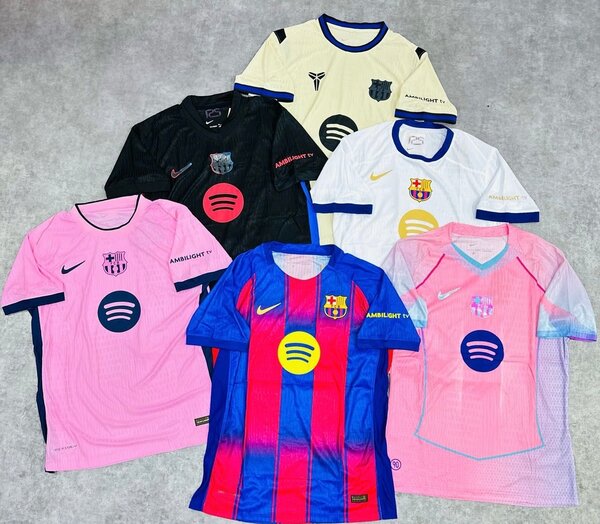 Maillots de football Real Madrid et Barcelone