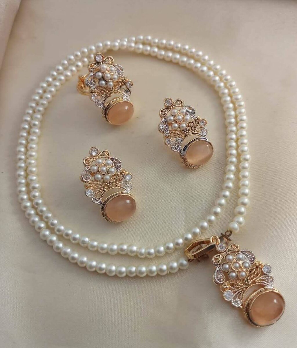 Ladies necklace and earrings set