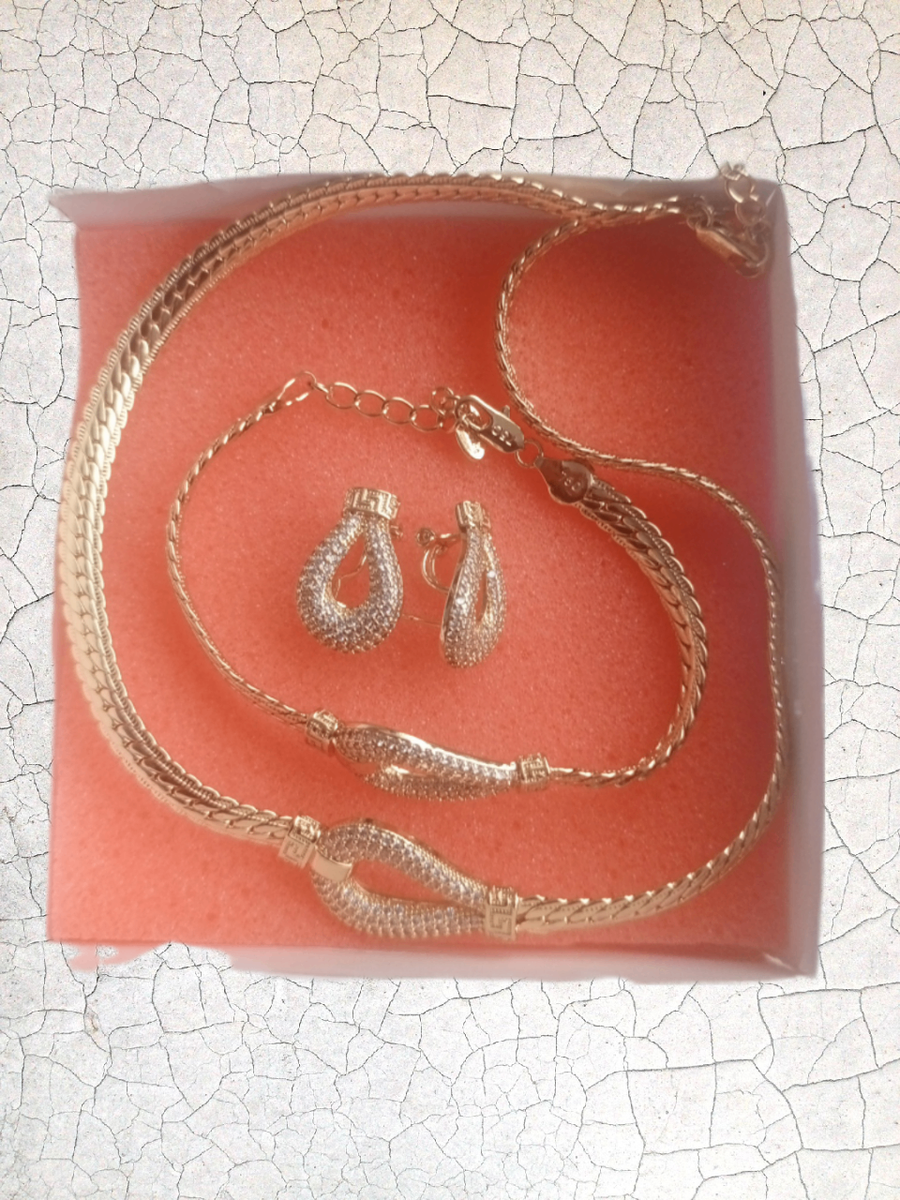 Élégant ensemble de bijoux dorés