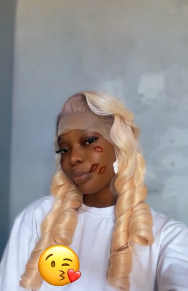 Perruque blonde longue bouclée