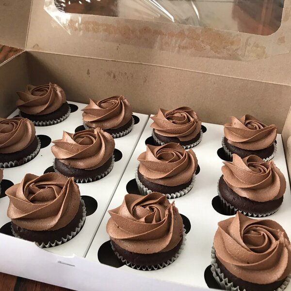 Chocolate cupcakes (12)