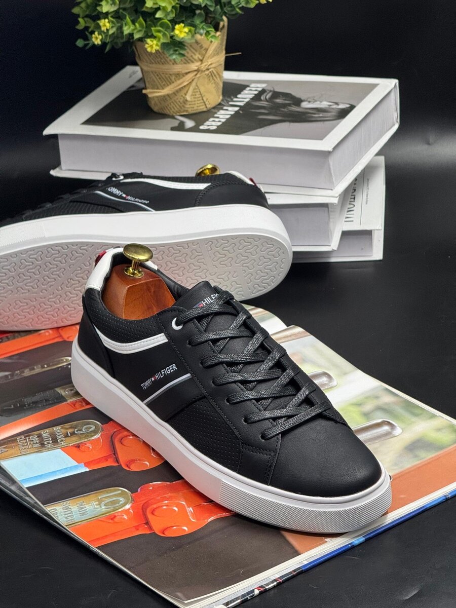 TOMMY HILFIGER BLACK AMD WHITE