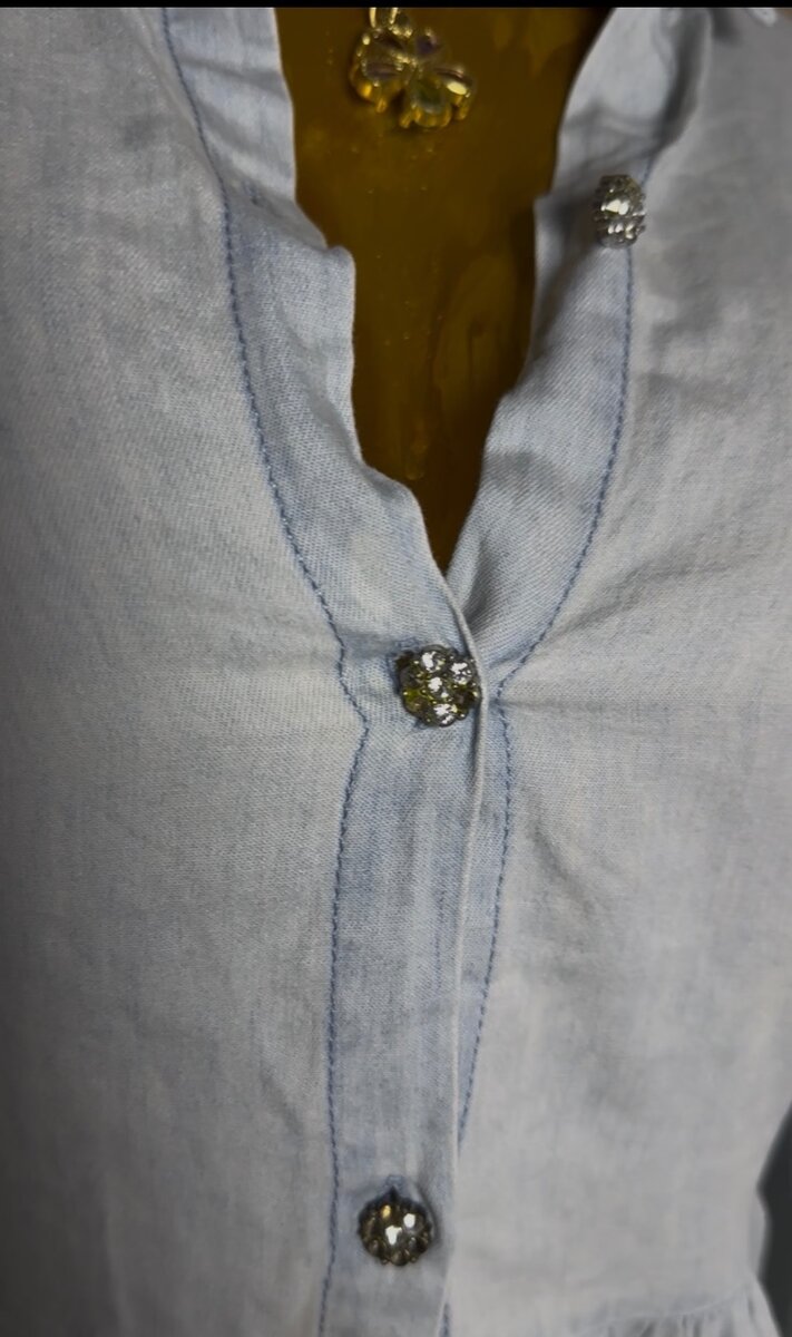 Robe en lin à boutons brillants