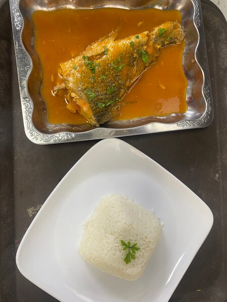 Plat de poisson épicé et riz