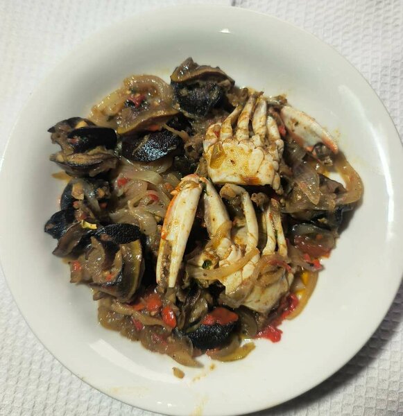 Crabes et escargots sautés