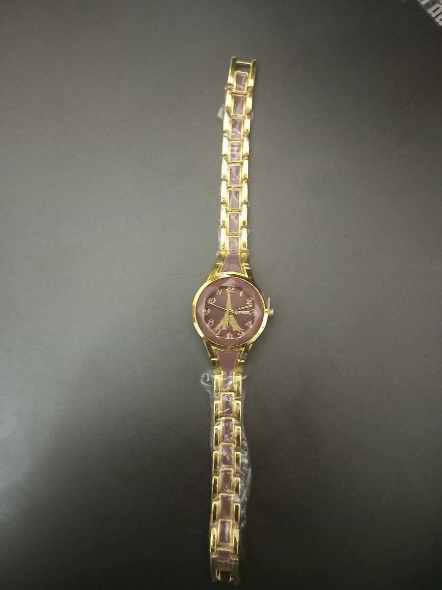 Montre femme élégante dorée