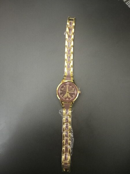 Montre femme élégante dorée