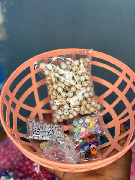 Perles colorées assorties