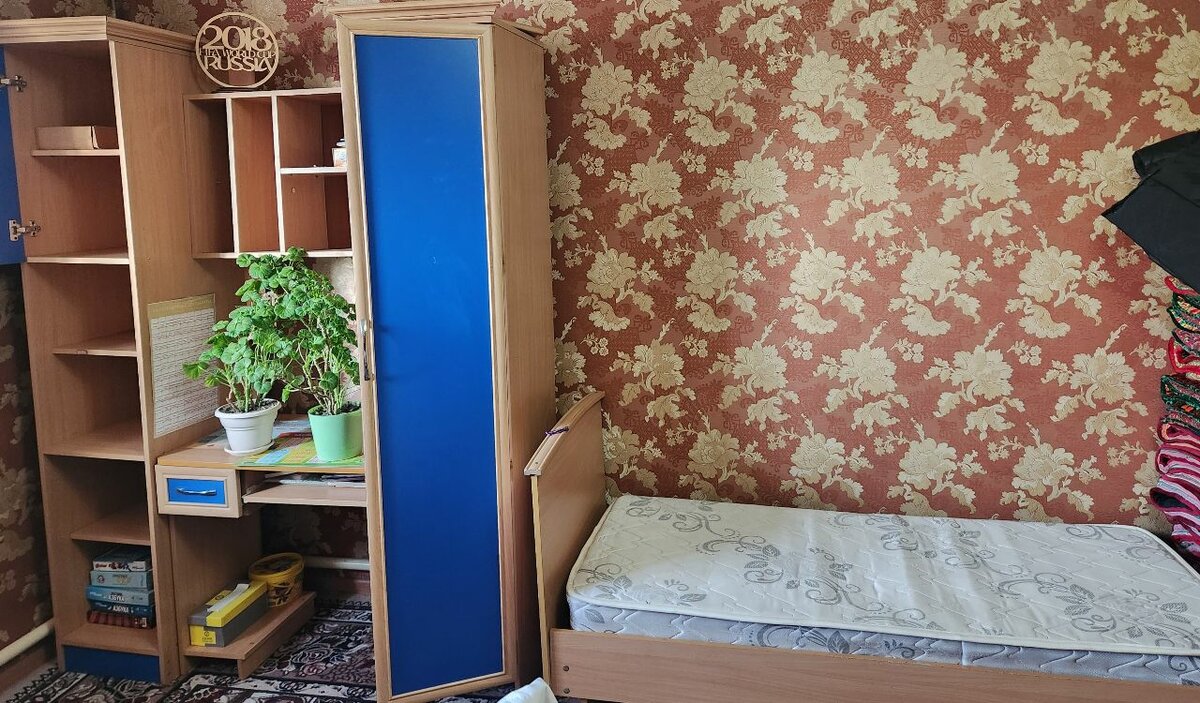 Кровать, школьный столик.