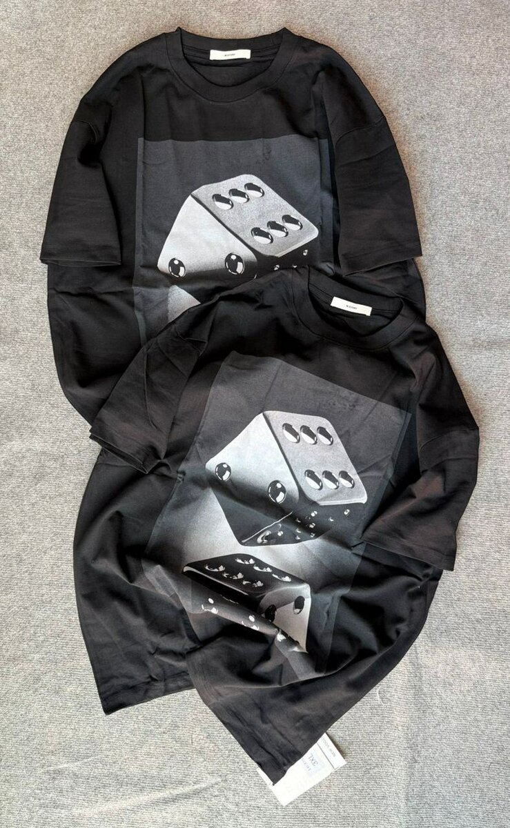 T-shirt graphique dé assorti