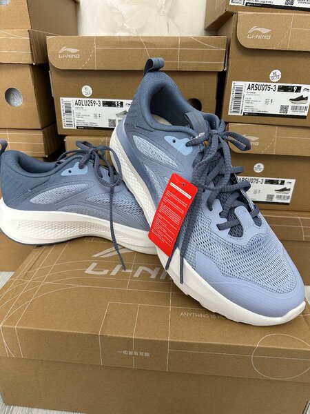 Кроссовки от бренда Li-Ning