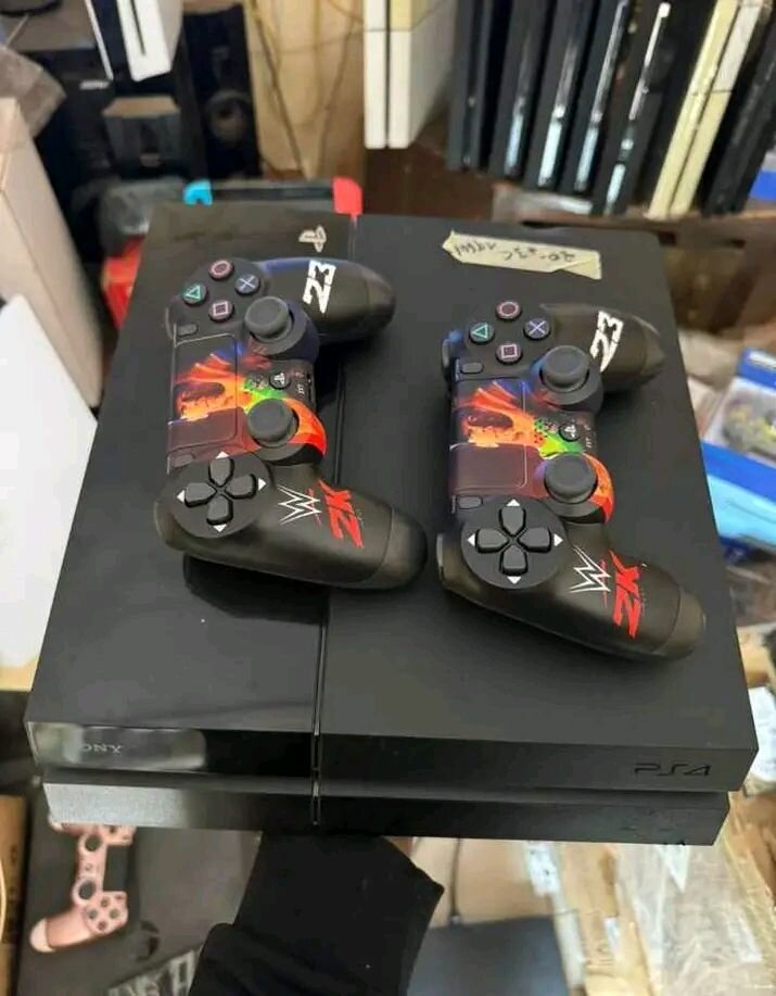 Console PS4 avec manettes