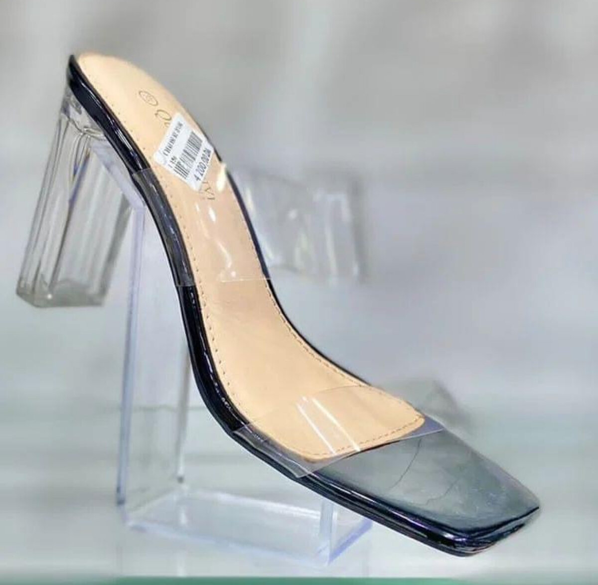 Sandales à talons transparents élégantes