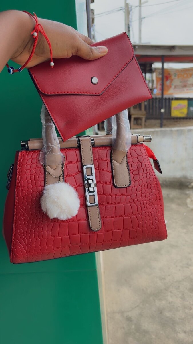 Sac à main rouge crocodile élégant