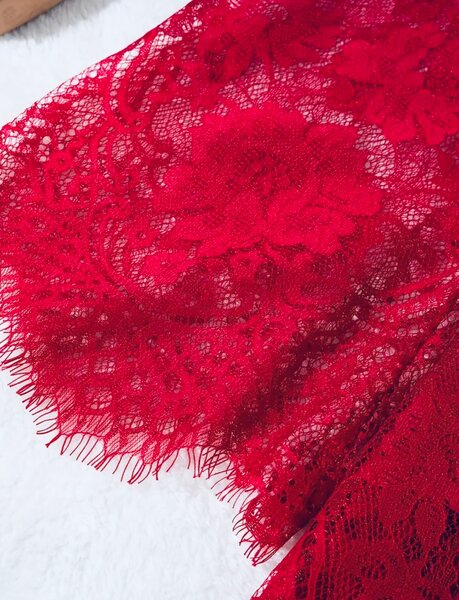 Robe en dentelle rouge