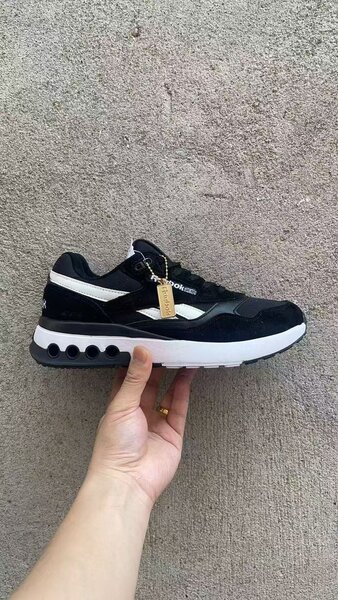 Reebok avec son carton